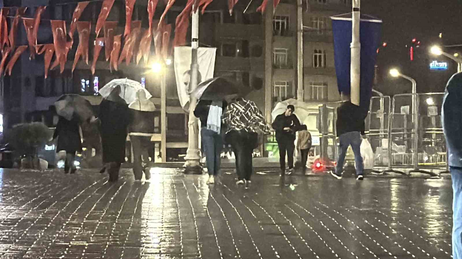 Taksim Meydanı ve İstiklal Caddesi&rsquo;nde gece saatlerinde yağmur etkili oldu
