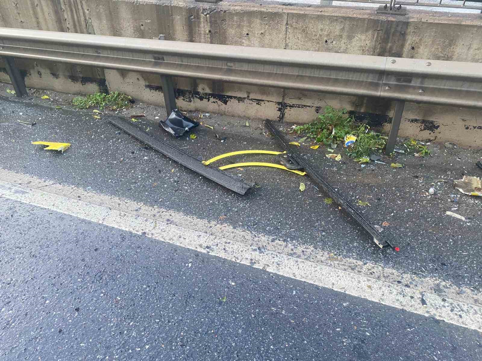 Kadık&ouml;y&rsquo;de alkoll&uuml; İETT şof&ouml;r&uuml; bariyerlere saplandı: 2 yaralı
