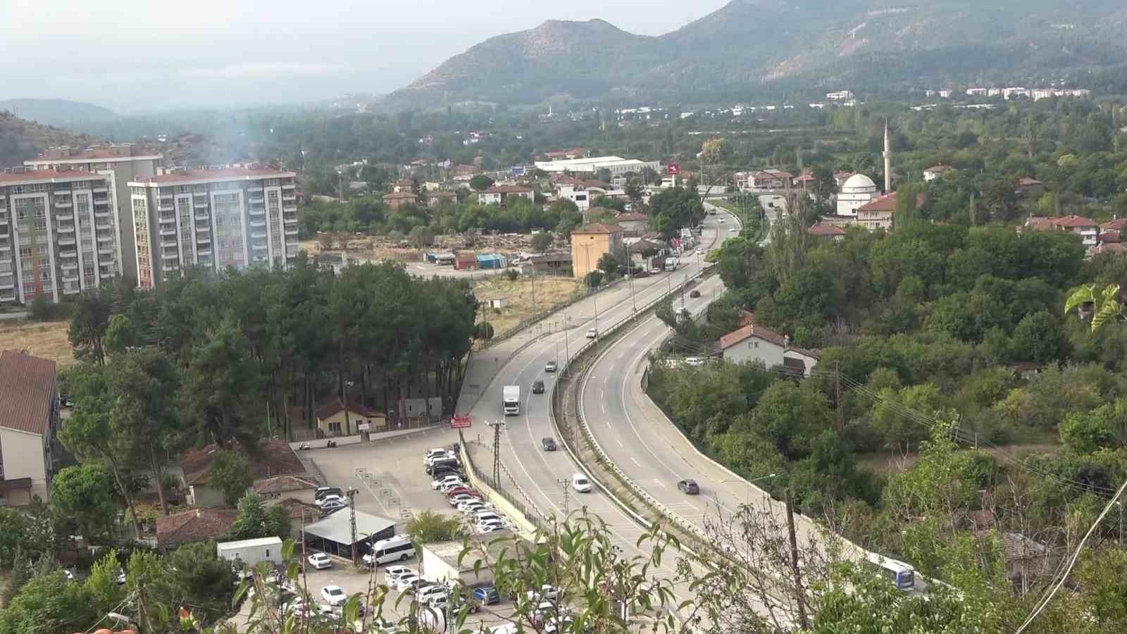 Amasya&rsquo;da &ouml;l&uuml;m kavşağına feci kazadan sonra sinyalizasyon yapıldı
