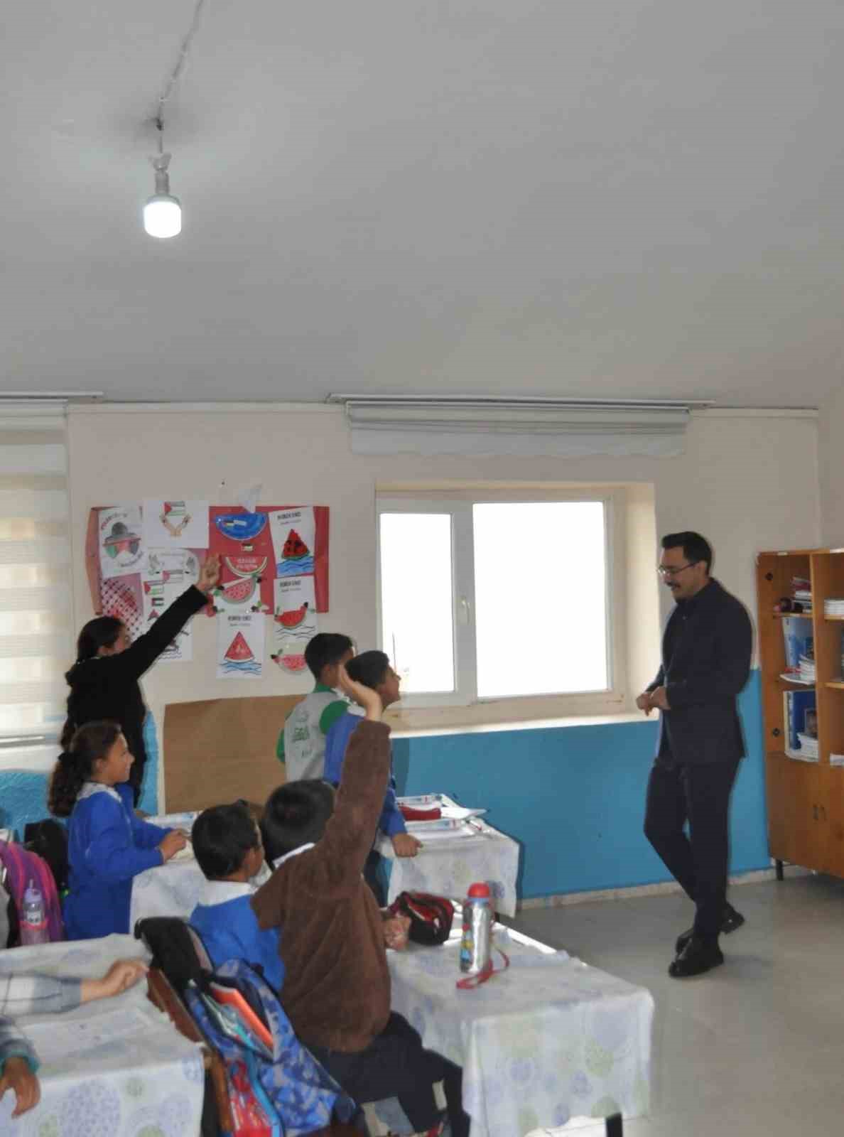 Akyaka Kaymakamı Demirtaş, okul ziyaretlerini s&uuml;rd&uuml;r&uuml;yor
