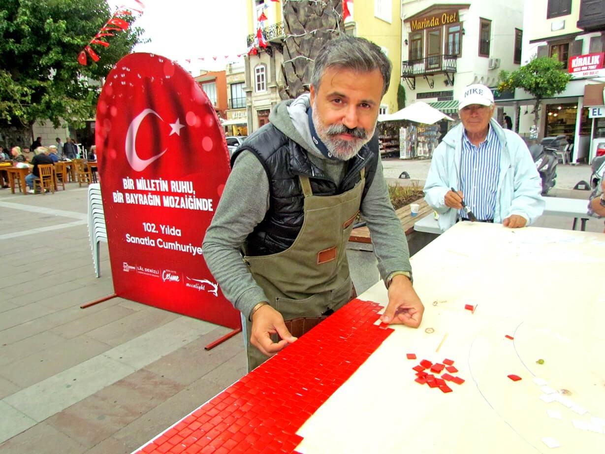 Çeşme’de Cumhuriyet Bayramı coşkusu mozaik atölyesiyle başladı
