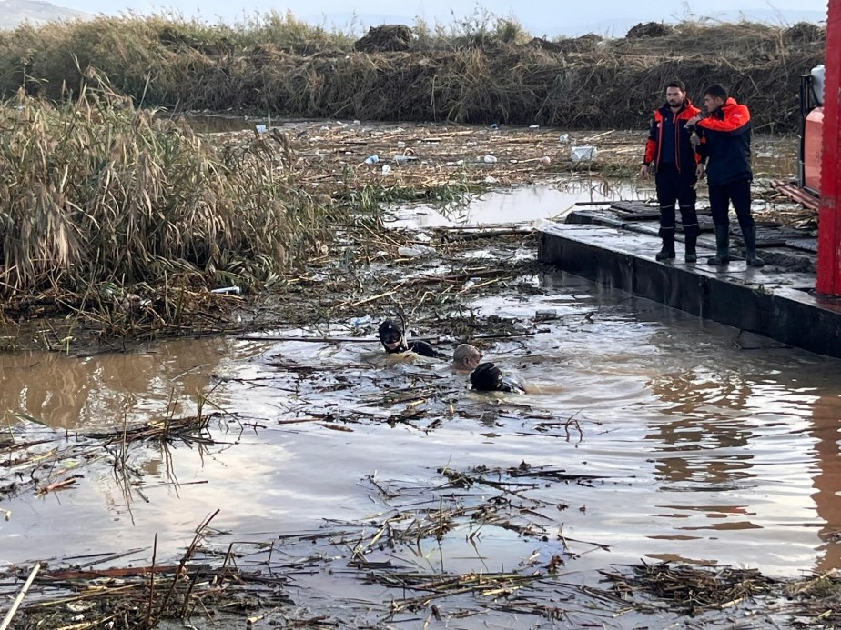 Foça’da selde kaybolan yaşlı adamın cenazesine ulaşıldı