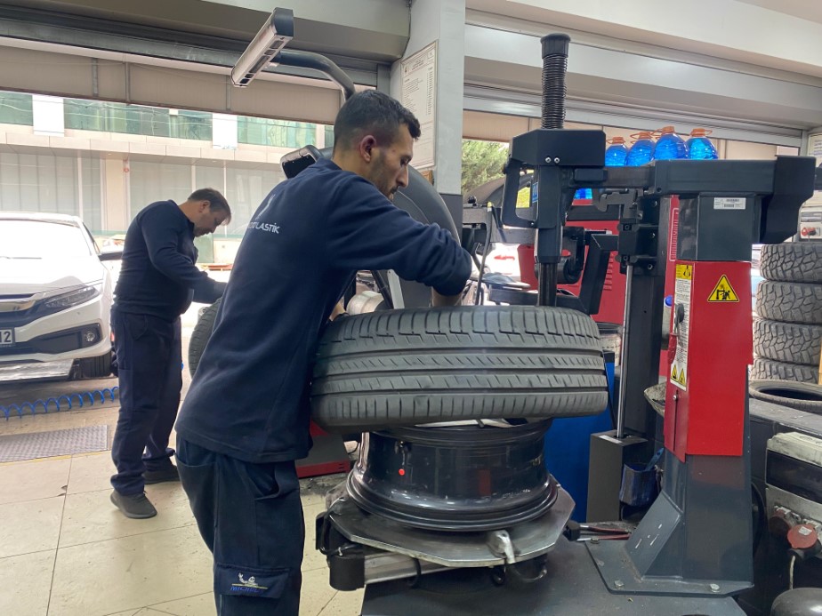 Kış lastiği zorunluluğu 15 Kasım’da başlıyor: Sürücüler lastik takmak için kar yağmasını beklememeli