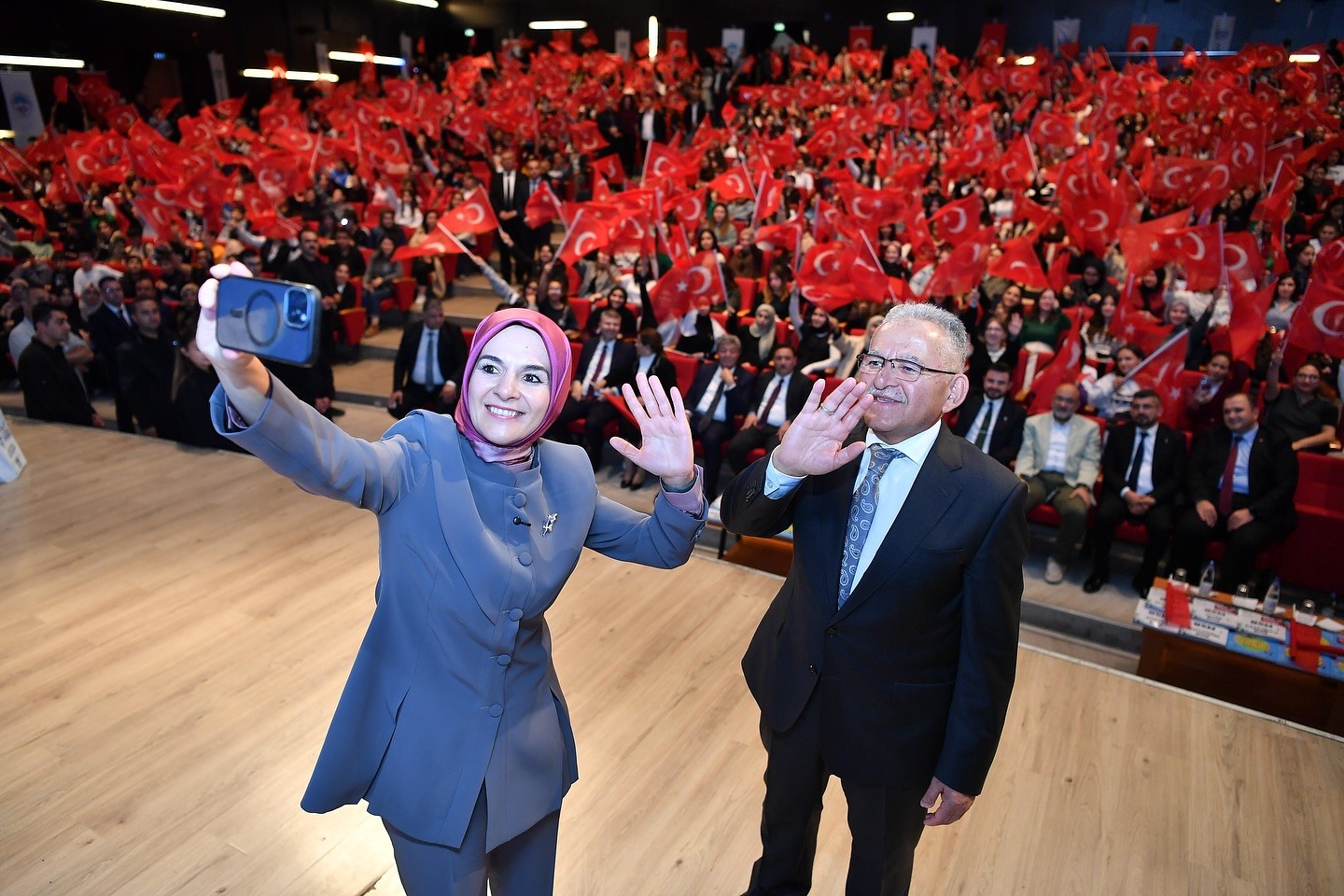 Başkan Büyükkılıç, Bakan Göktaş ile birlikte öğrencilere bin 782 kaynak kitap seti dağıttı
