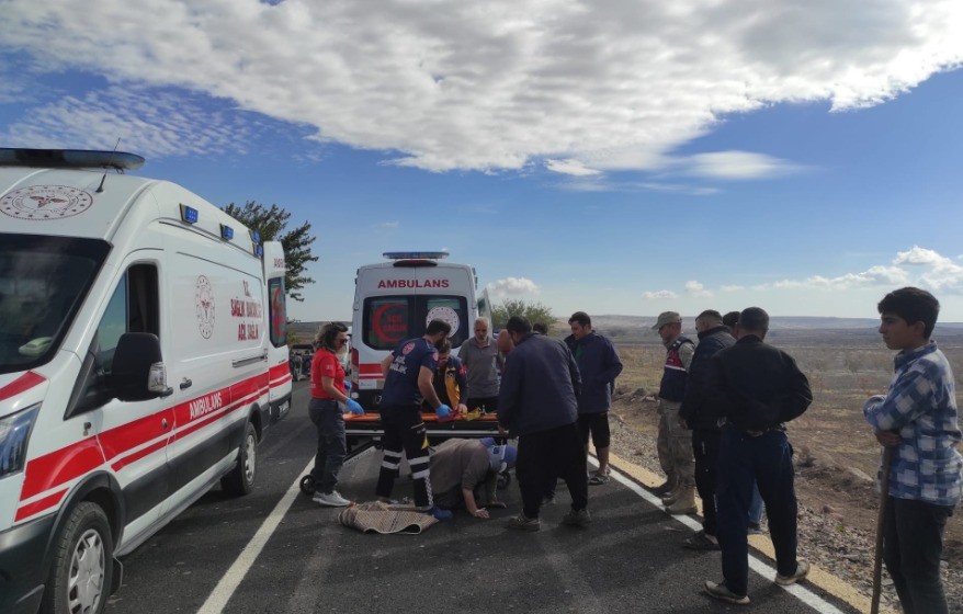 &Uuml;&ccedil; tekerlekli elektrikli motosiklet devrildi: Karı koca ağır yaralandı
