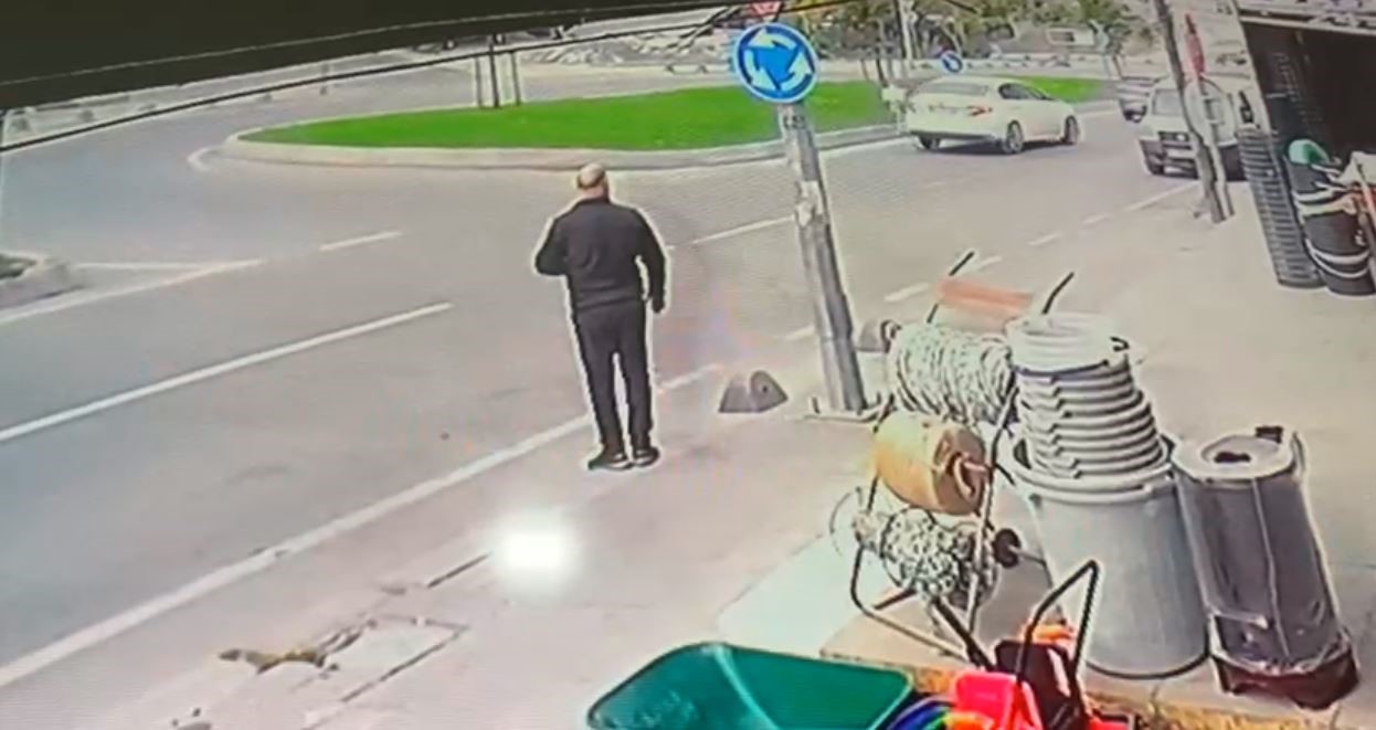 Otomobil refüje çıktı, kavşaktan dönerek yoluna devam etti
