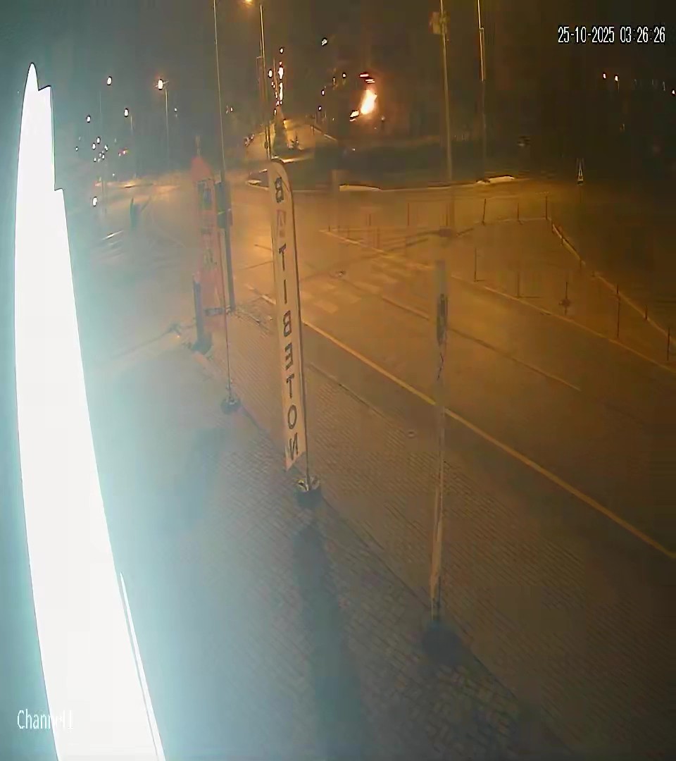 S&uuml;ratle kavşağa giren otomobil heykelleri bi&ccedil;erek metrelerce havaya u&ccedil;tu
