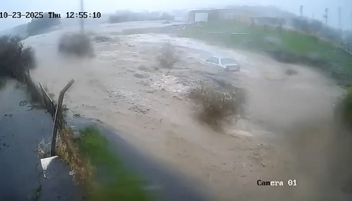 Foça’da Kaptanoğlu’nun aracının sele kapıldığı anlar