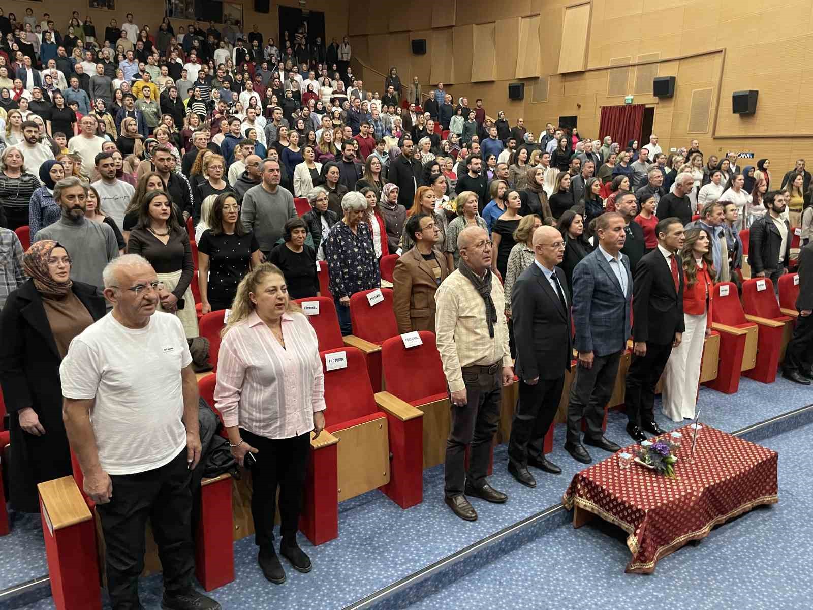 Tamamı sağlık çalışanlarından oluşan korodan konser
