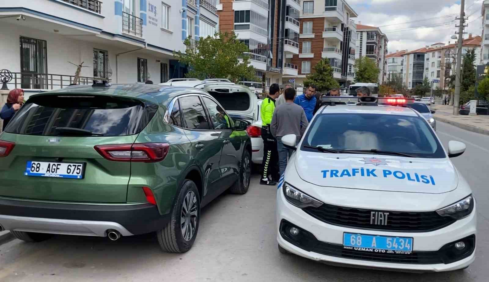 Otomobil park halindeki ara&ccedil;lara &ccedil;arptı
