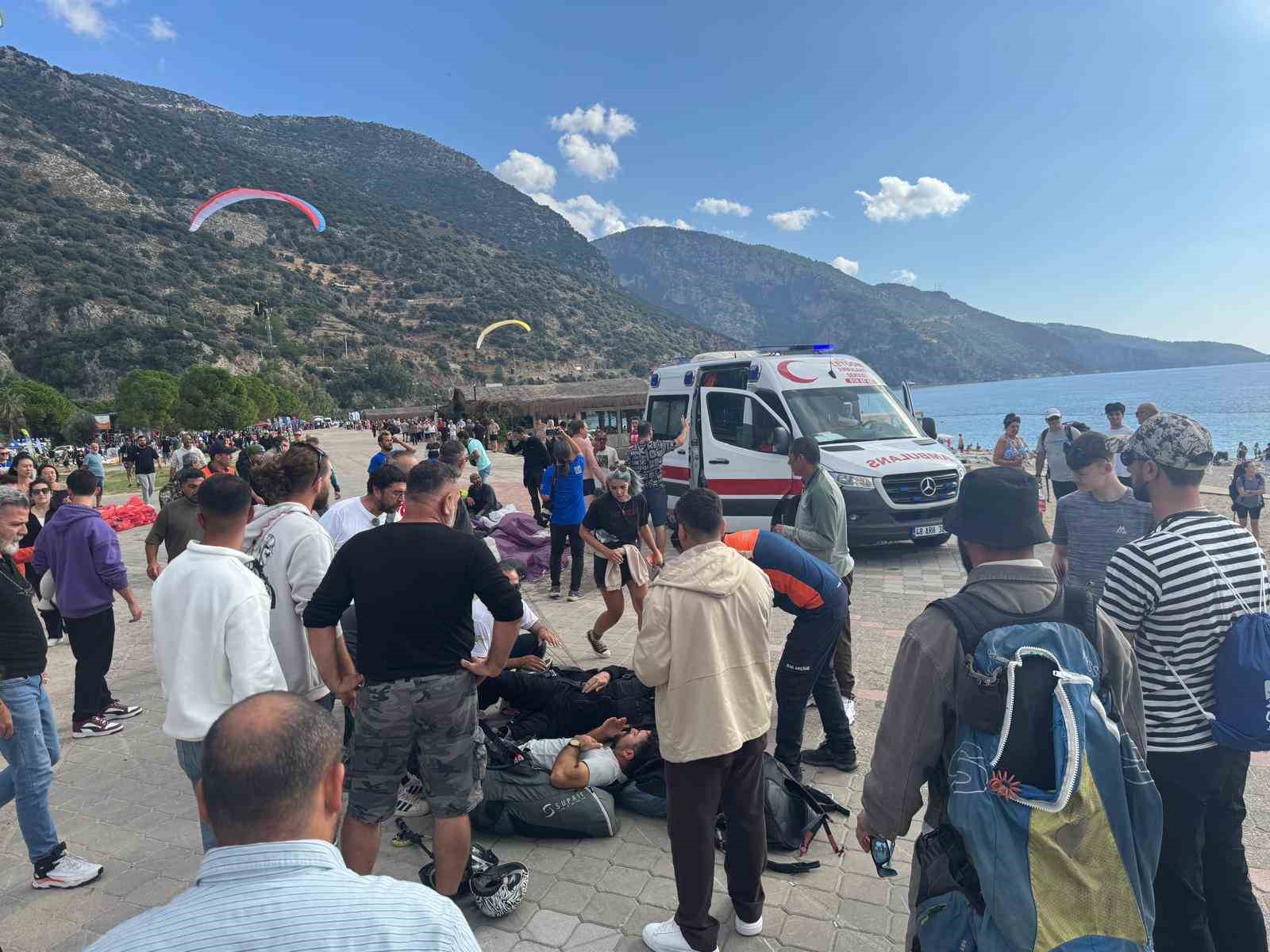 Fethiye&rsquo;de yama&ccedil; paraş&uuml;tleri havada &ccedil;arpıştı: 3 yaralı
