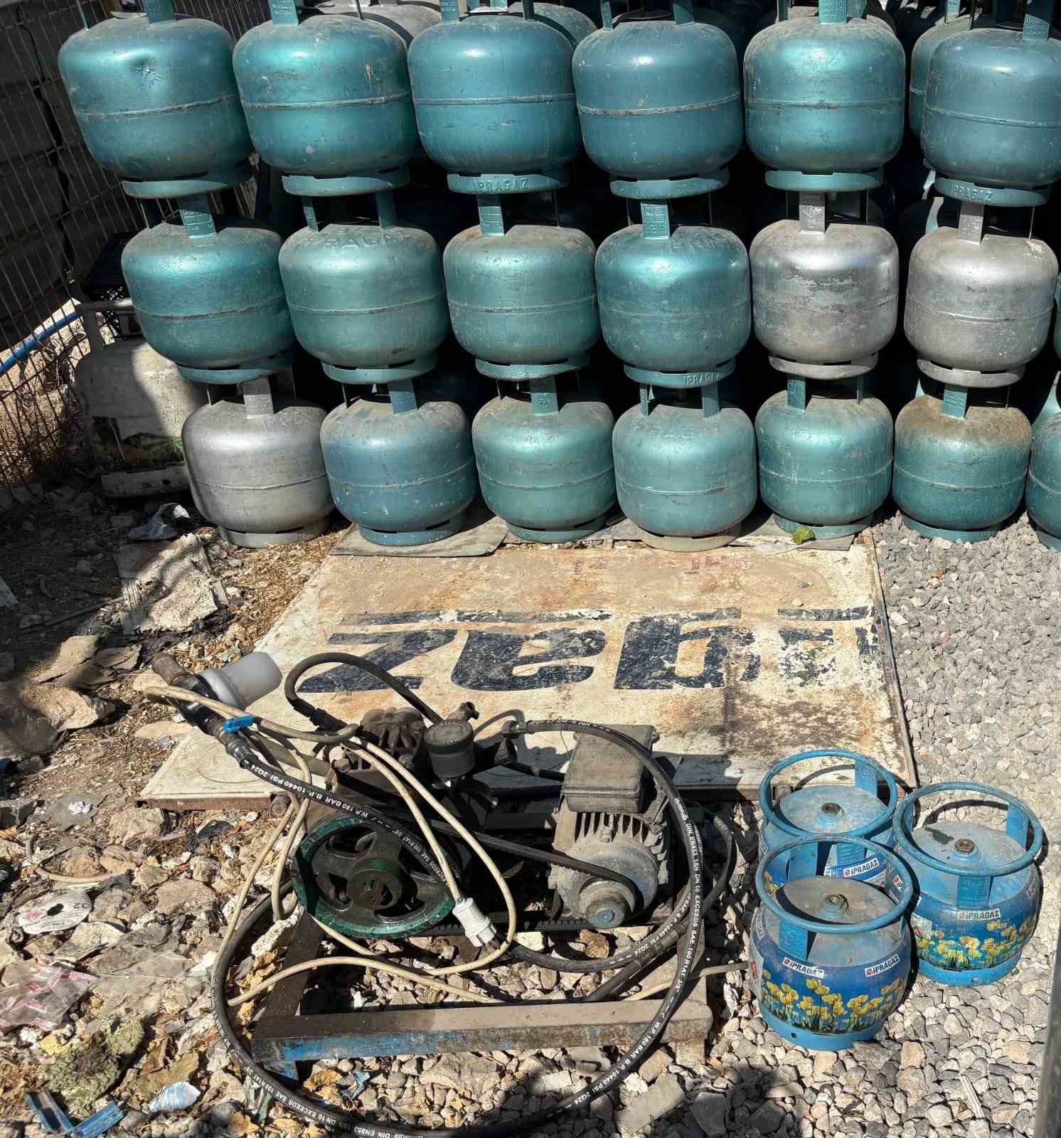 Şanlıurfa&rsquo;da usuls&uuml;z t&uuml;p dolumu operasyonu: Binlerce t&uuml;p ele ge&ccedil;irildi
