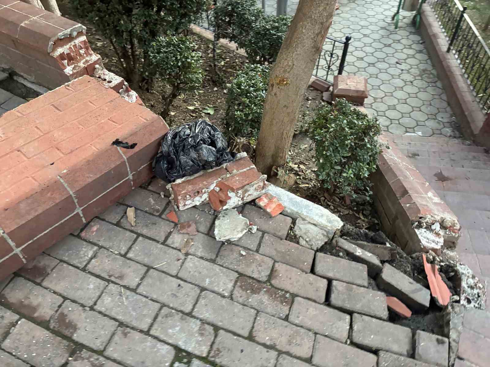 Şişli&rsquo;de kontrolden &ccedil;ıkan otomobil duvara &ccedil;arptı
