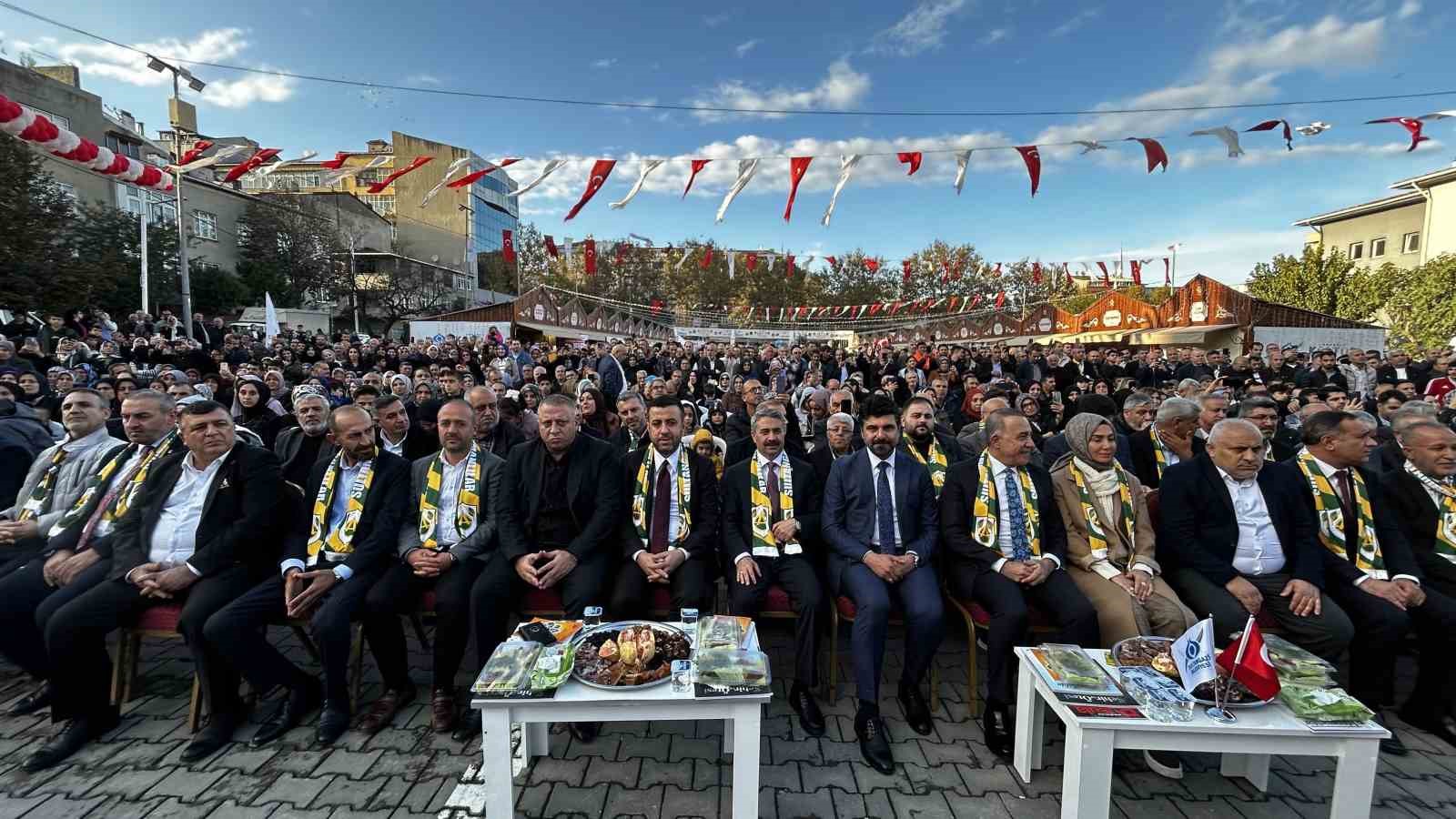 Sultangazi&rsquo;de Adıyaman K&uuml;lt&uuml;r Buluşmaları&rsquo;nda Latif Doğan r&uuml;zgarı esti
