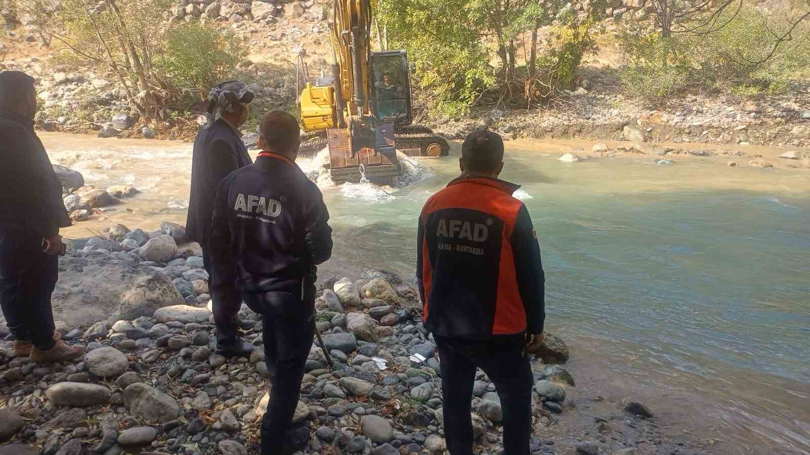 Y&uuml;ksekova&rsquo;da kayıp İbrahim Ne&ccedil;ir Kom i&ccedil;in ekskavat&ouml;rle arama: Acılı bekleyiş s&uuml;r&uuml;yor
