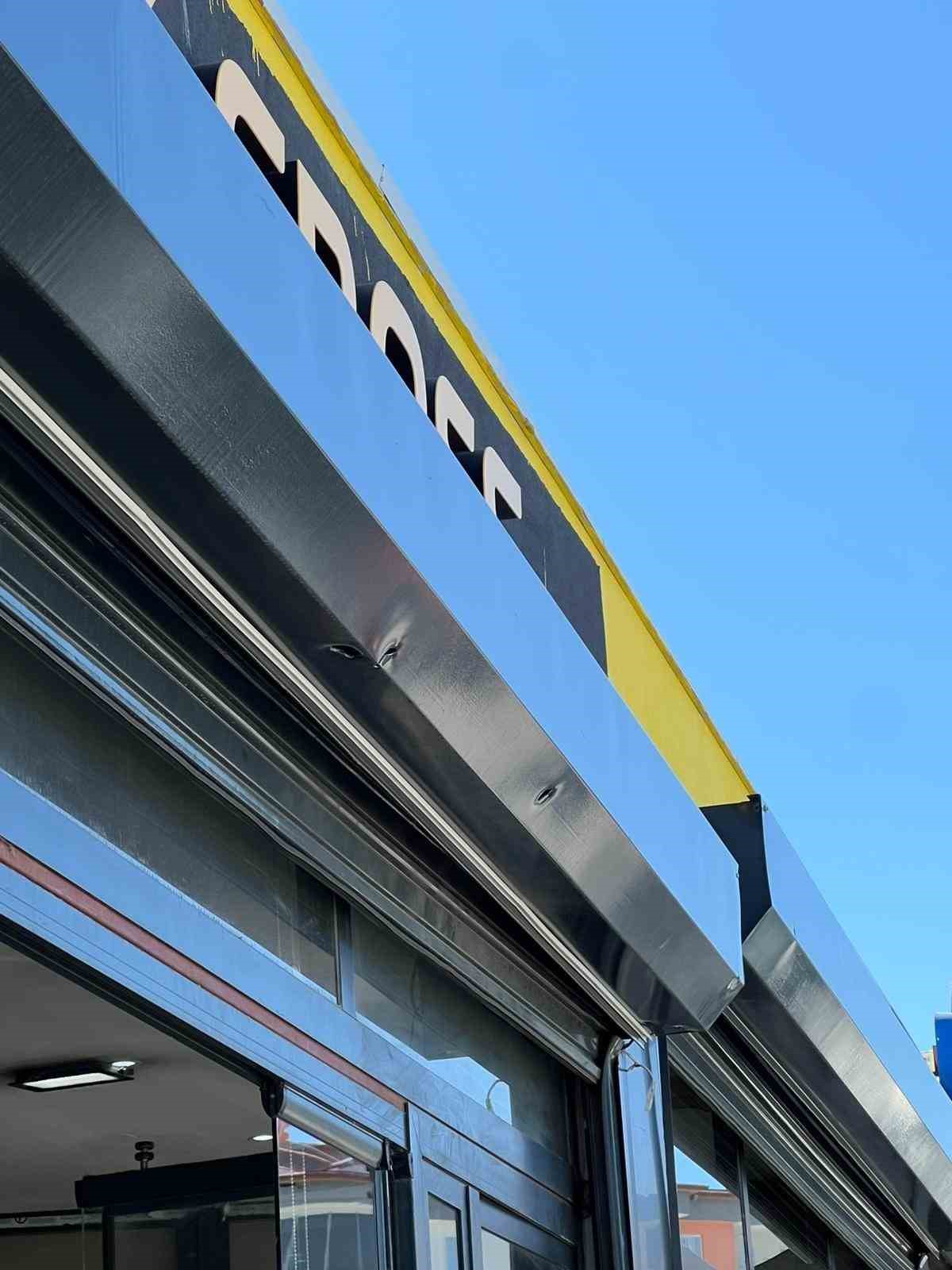 Aynı markete 3&rsquo;&uuml;nc&uuml; saldırı kamerada: Bu kez tabanca ile ateş a&ccedil;ıldı
