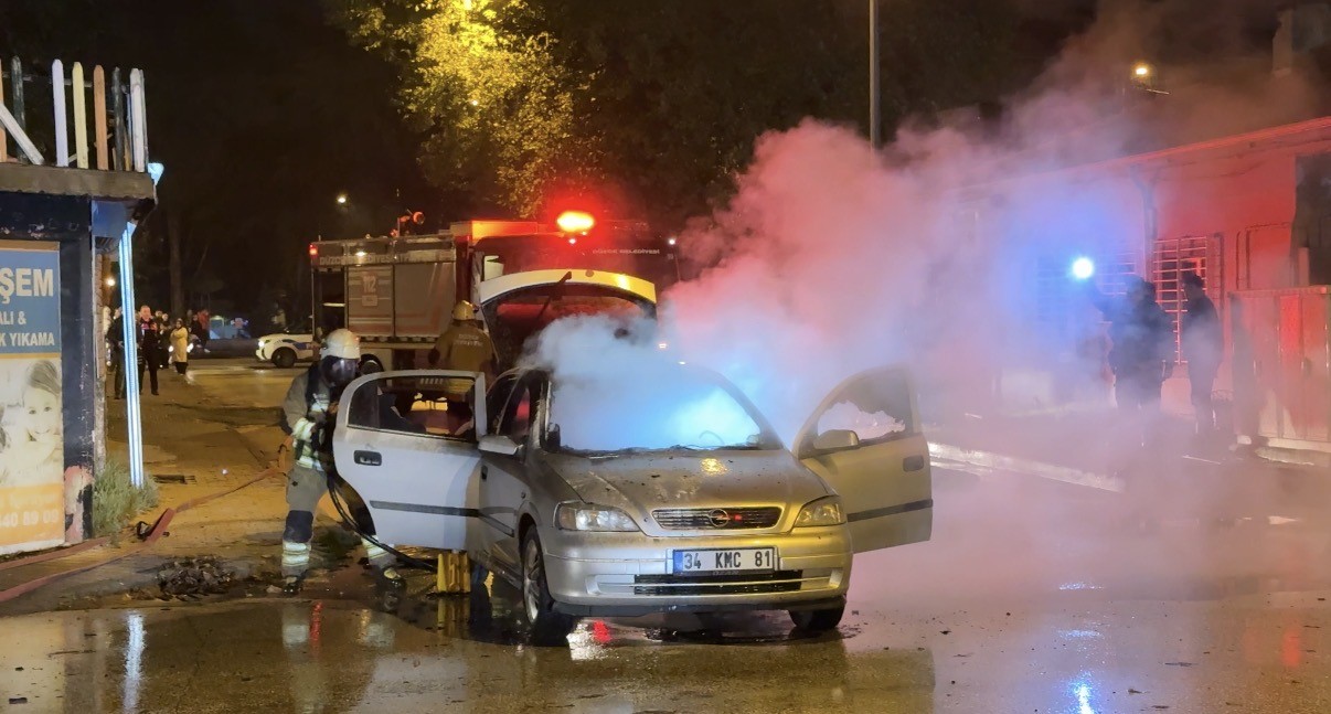 Otomobil alev alev yanarak k&uuml;le d&ouml;nd&uuml;
