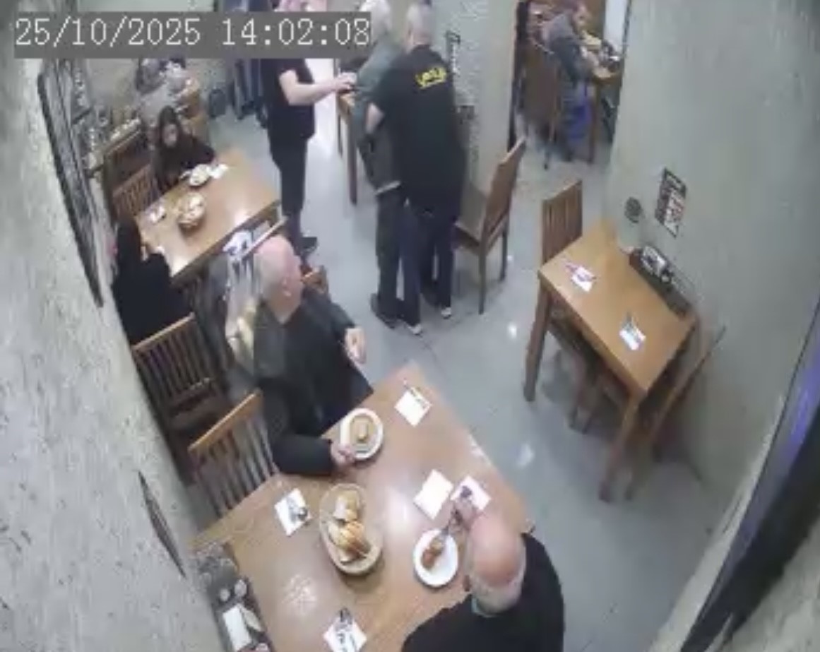 Lokantada Heimlich manevrasıyla m&uuml;şterinin hayatını kurtardı
