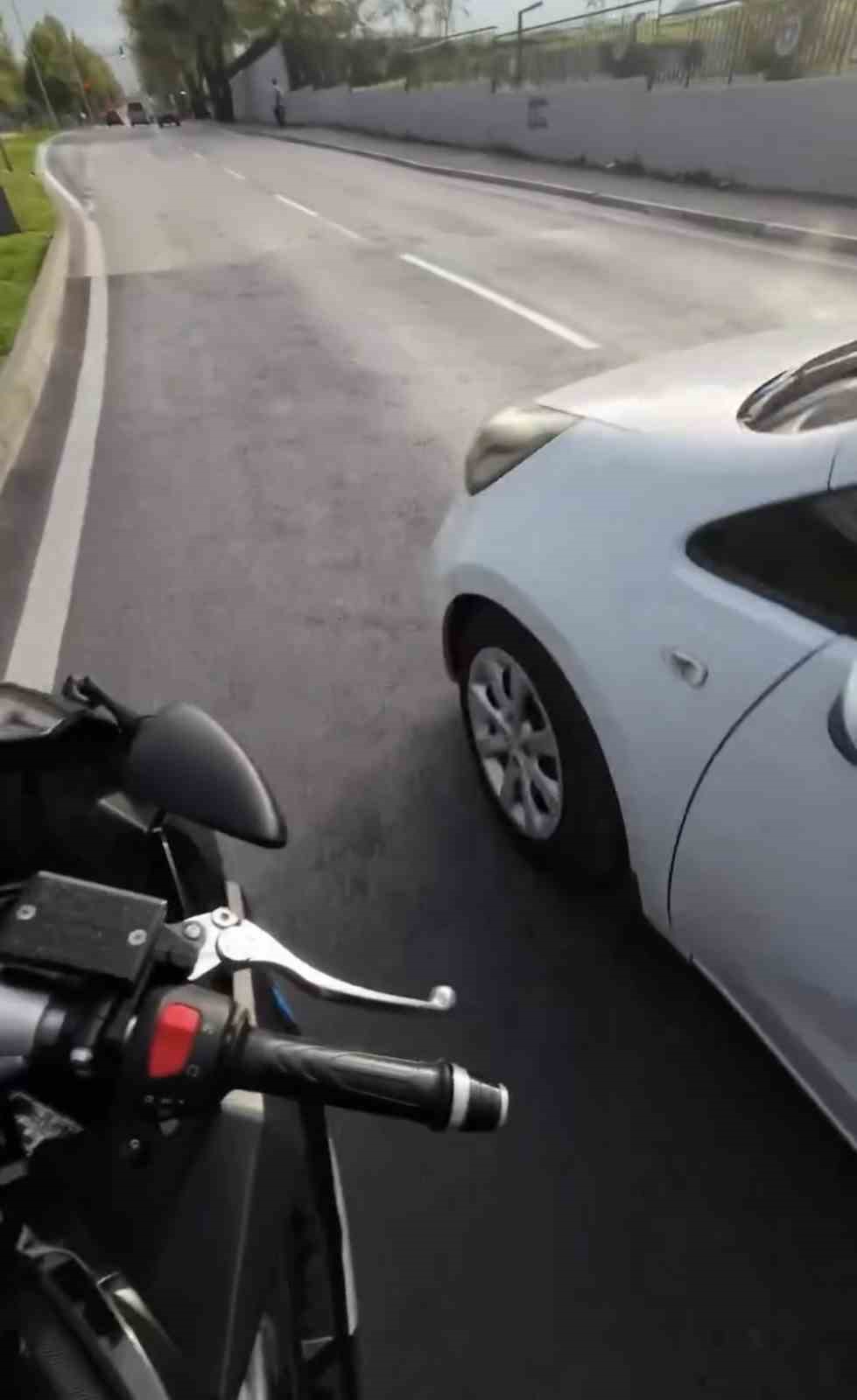 "Hak edene hak ettiğini vereceksin" dedi, aynayı parçaladı: O anlar kamerada