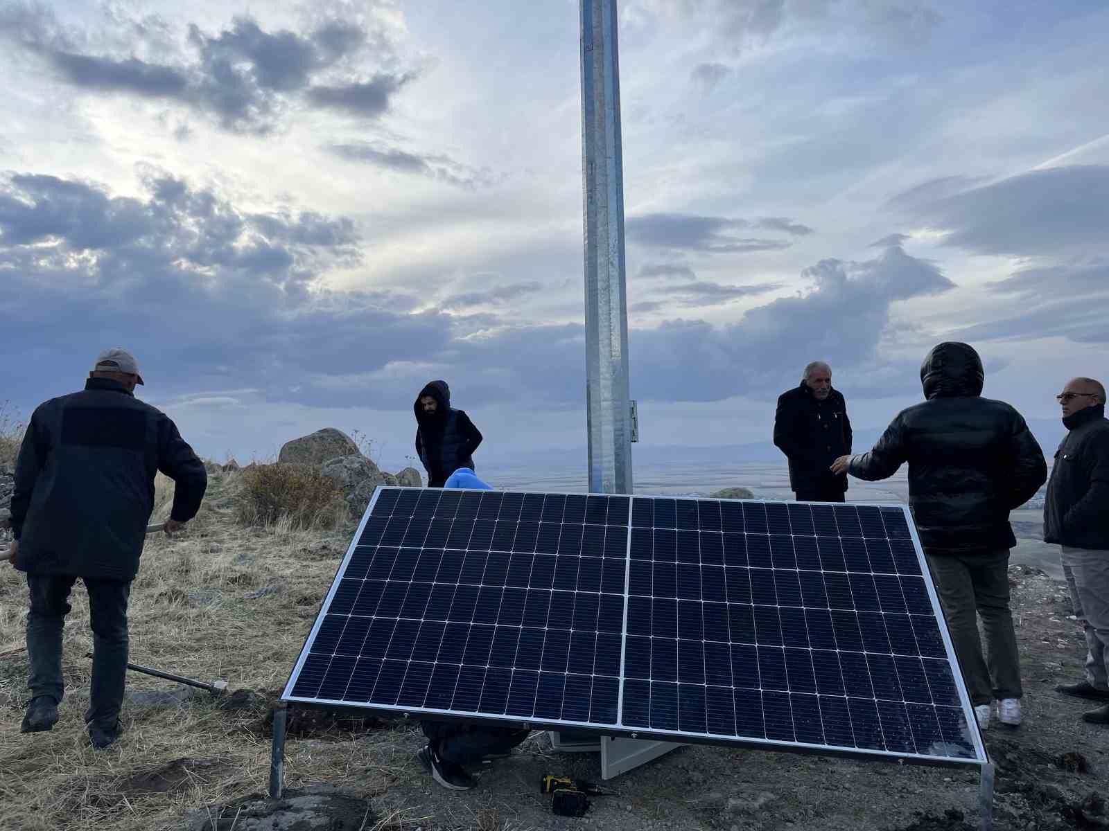 Karslı köylülerin 20 yıllık hayali: Ermenistan sınırına Türk bayrağı diktiler
