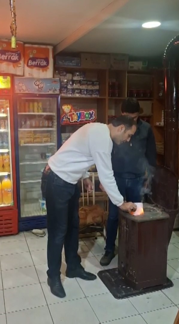 Mahallelinin borcunu kapattı, veresiye defterini yaktı
