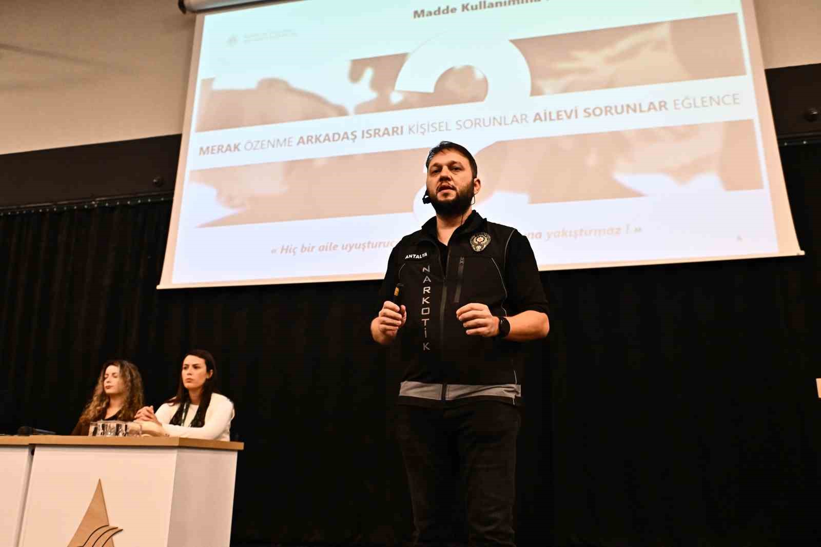 Muratpaşa Belediyesi’nden madde bağımlılığını önleme konferansı
