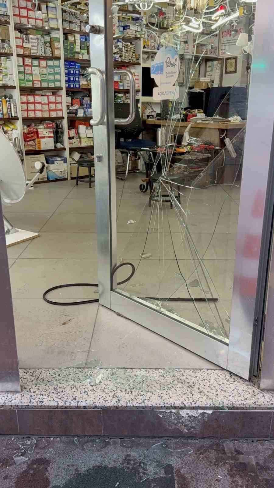 Kapı camını kırıp girdiği avizeci dükkanında uyuya kalınca yakalandı