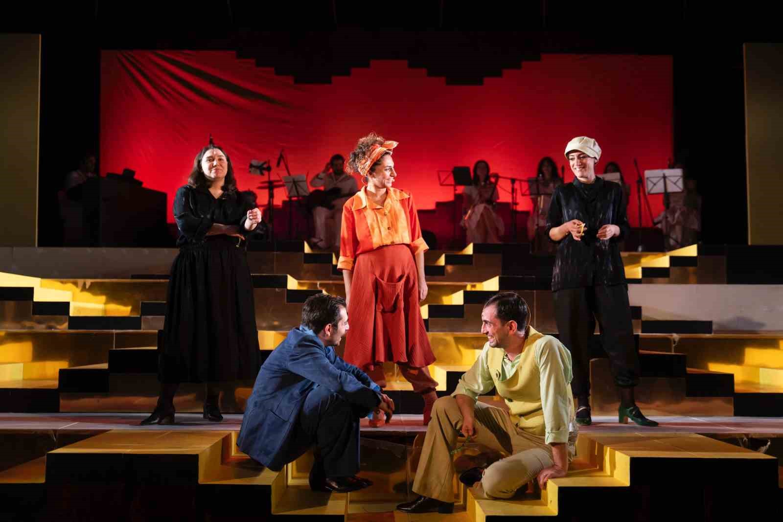 Nilüfer Kent Tiyatrosu’ndan "Lüküs Hayat" ile görkemli sezon açılışı
