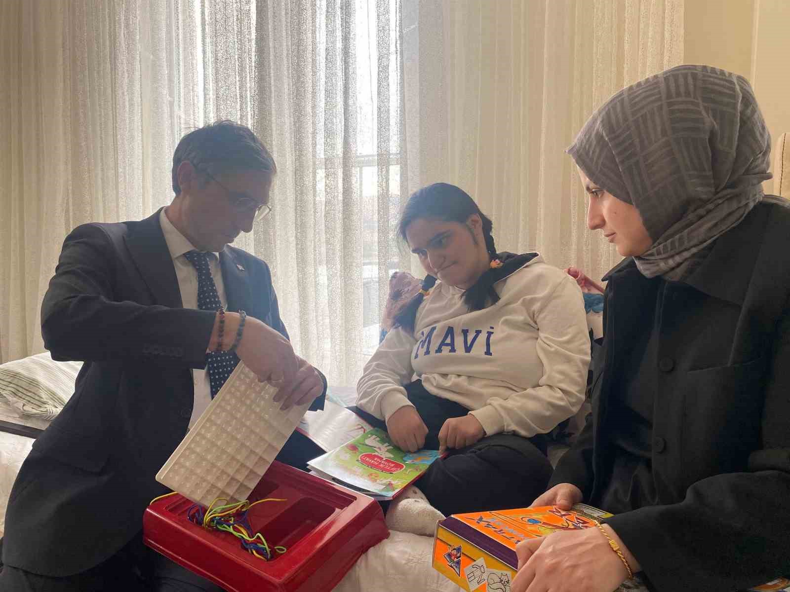 Evde eğitim hizmeti alan &ouml;ğrenciye moral desteği
