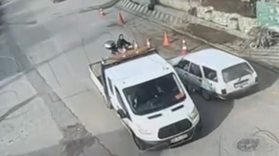 Hatalı sollama yapan motosiklete otomobil &ccedil;arptı
