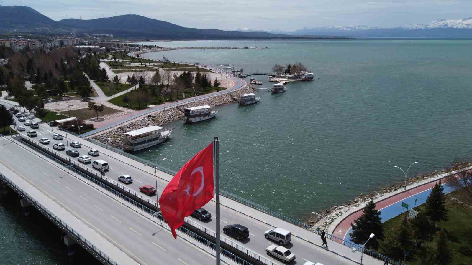 (D&uuml;zeltme) G&ouml;lde sular &ccedil;ekildi, yatlar karaya oturdu: Aşk Adası&rsquo;nın etrafında da su kalmadı
