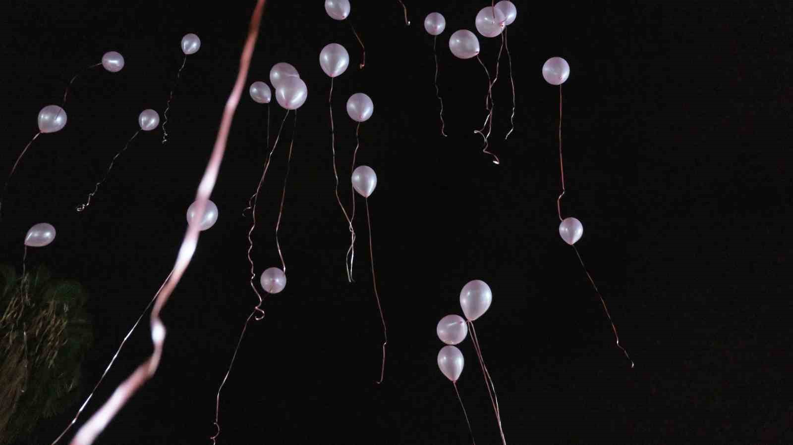 Kemer’de kadınlar gökyüzüne pembe balonlar bıraktı
