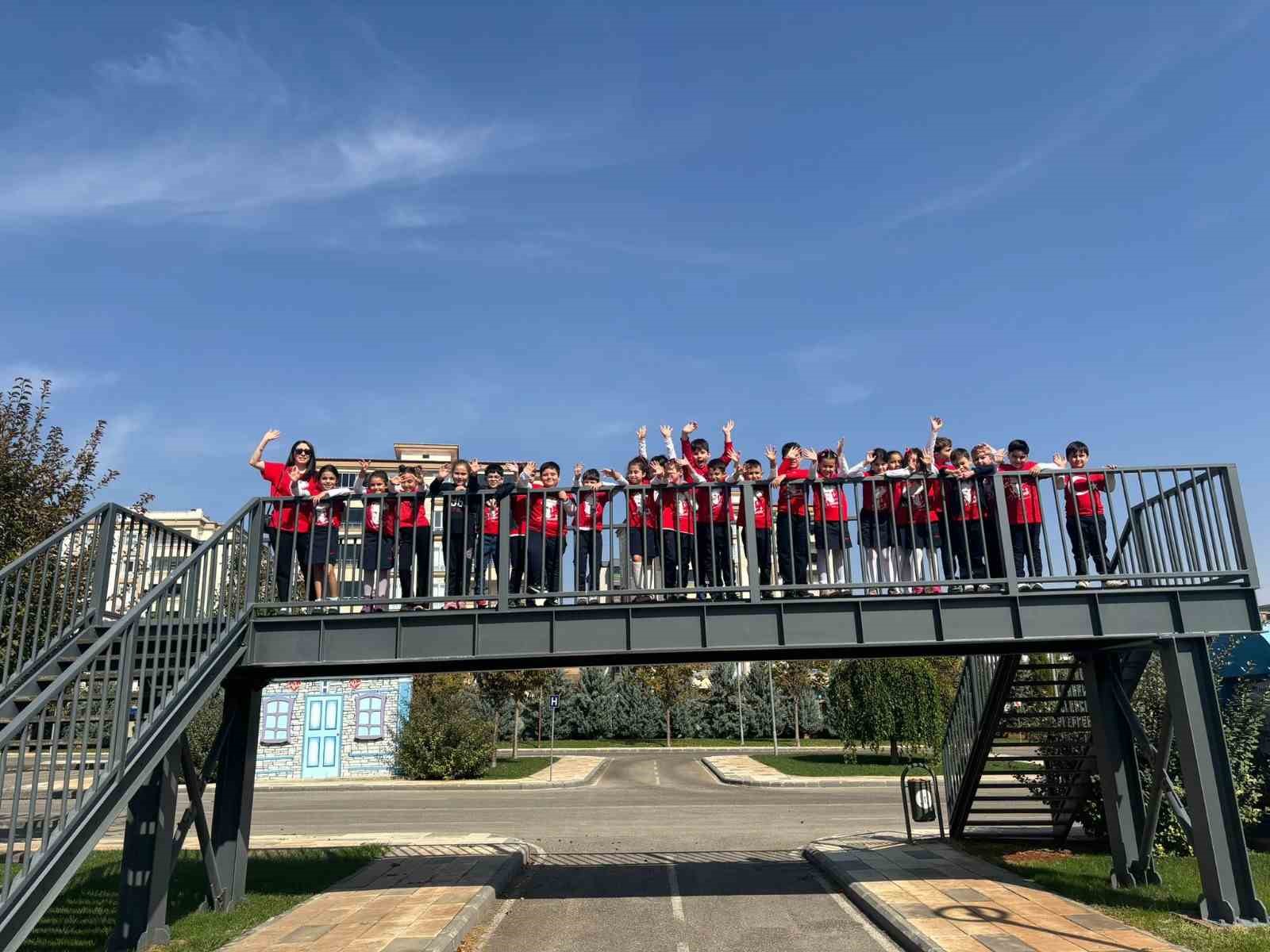 GKV&rsquo;li minikler trafik kurallarını &ouml;ğreniyor
