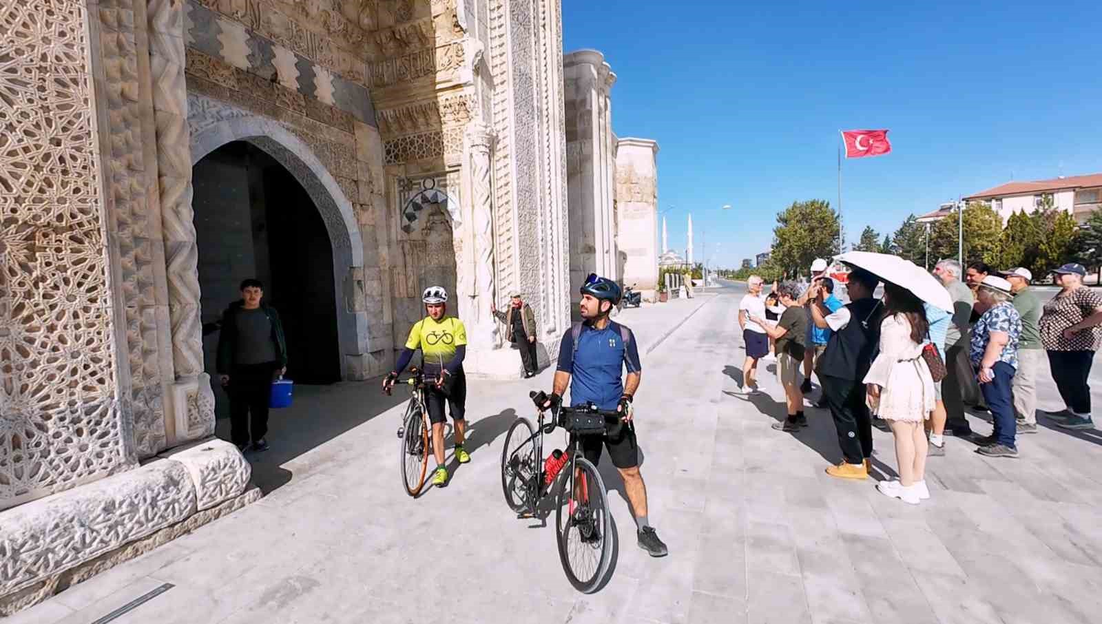 MS hastası adam bisikletle iller arası yolculuk yaparak hayata tutunuyor
