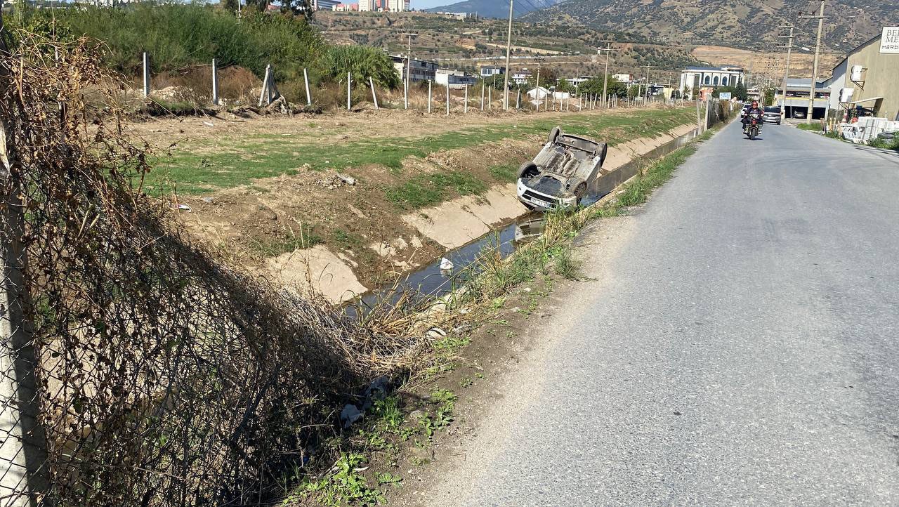 Kanala uçup ters dönen araçtan burunları bile kanamadan çıktılar