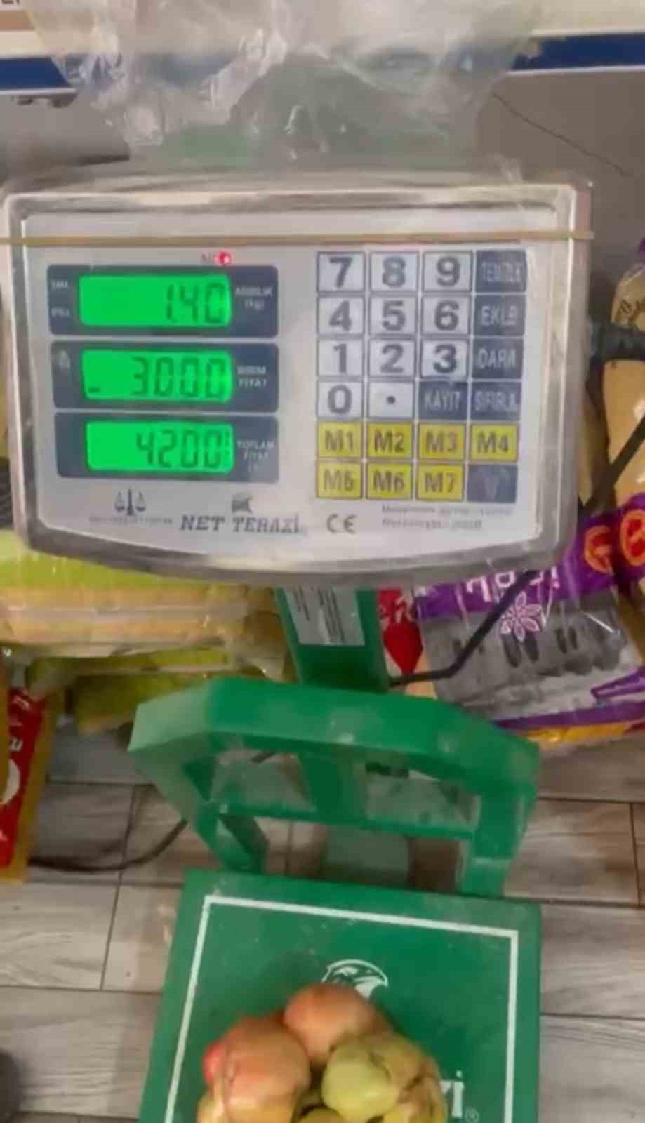 Mardin’de 1 kilo 400 gramlık domates hayrete düşürdü