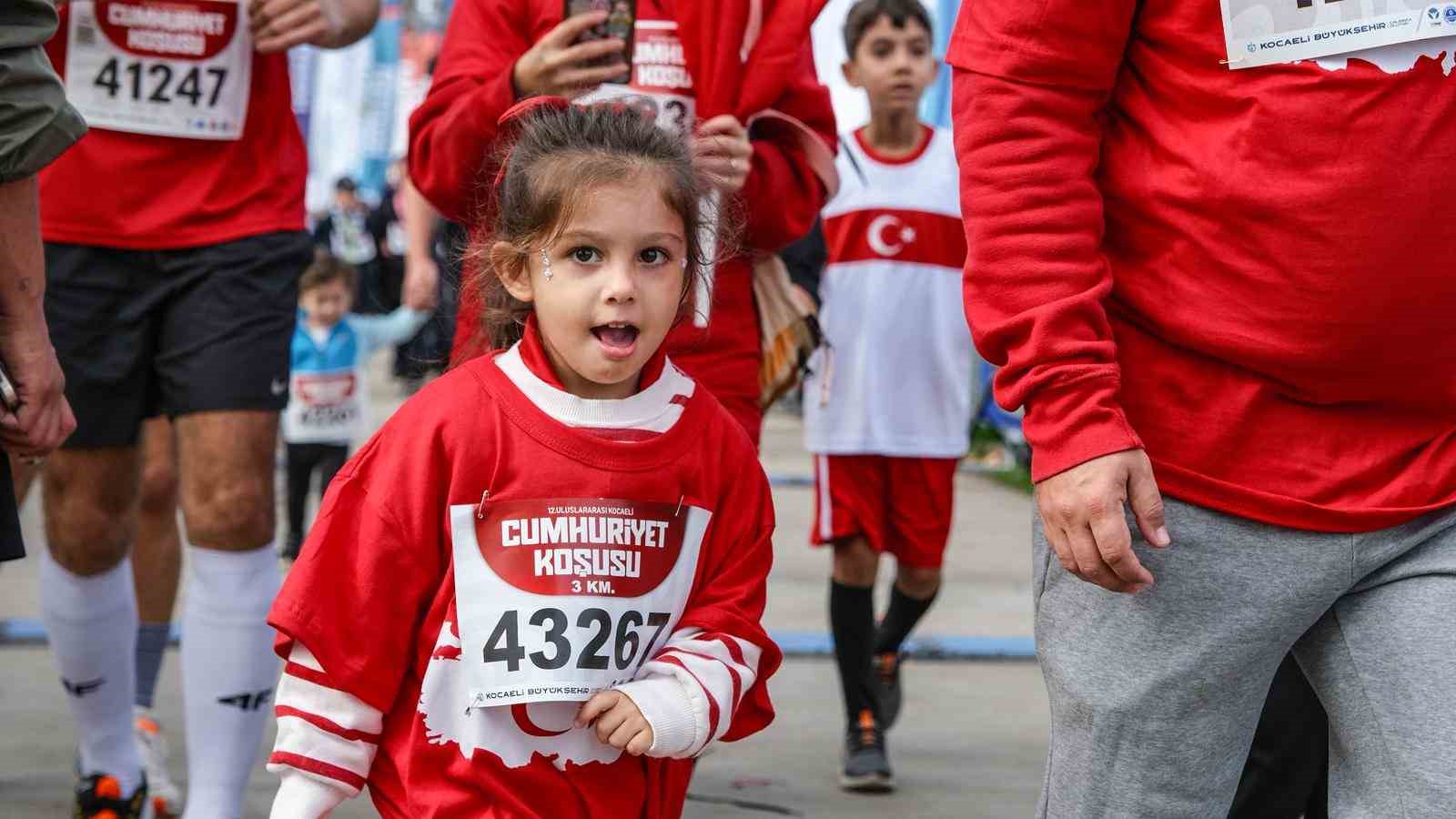 16 ülkeden sporcu Kocaeli’de Cumhuriyet için koştu
