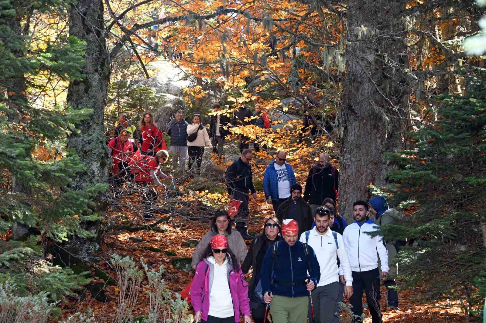 Uludağ’da yüzlerce kişi Cumhuriyetin izinde yürüdü

