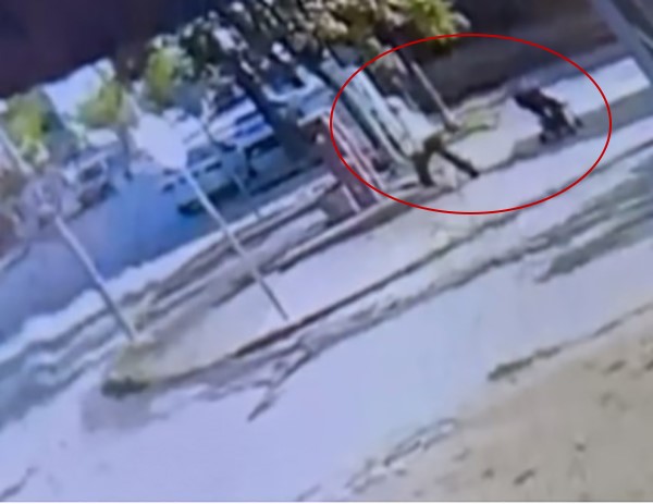 Para dolu &ccedil;antayı arabanın &uuml;st&uuml;nde unuttu
