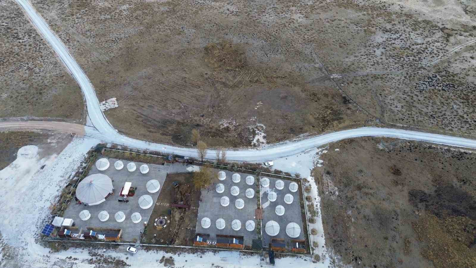 Sanatçı Uğur Işılak’tan Tuz Gölü Obası’na ziyaret
