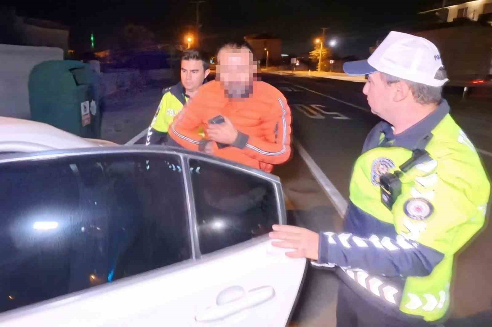 Yasal sınırın 8 kat &uuml;zerinde alkoll&uuml; halde kaza yaptı, kahveye oturup &ccedil;ay i&ccedil;ti
