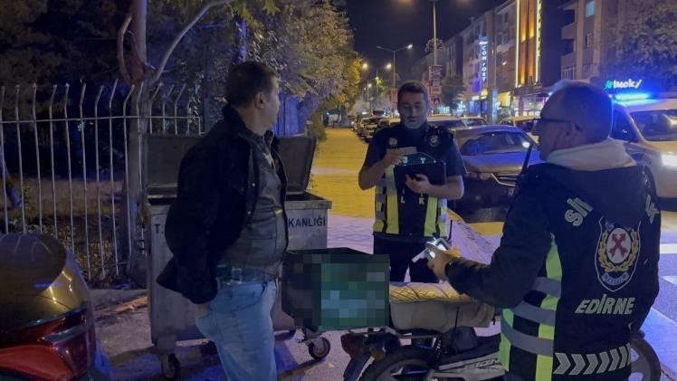 Polis noktasından ge&ccedil;erken alkol&uuml;n etkisiyle yere d&uuml;şt&uuml;, yakayı ele verdi
