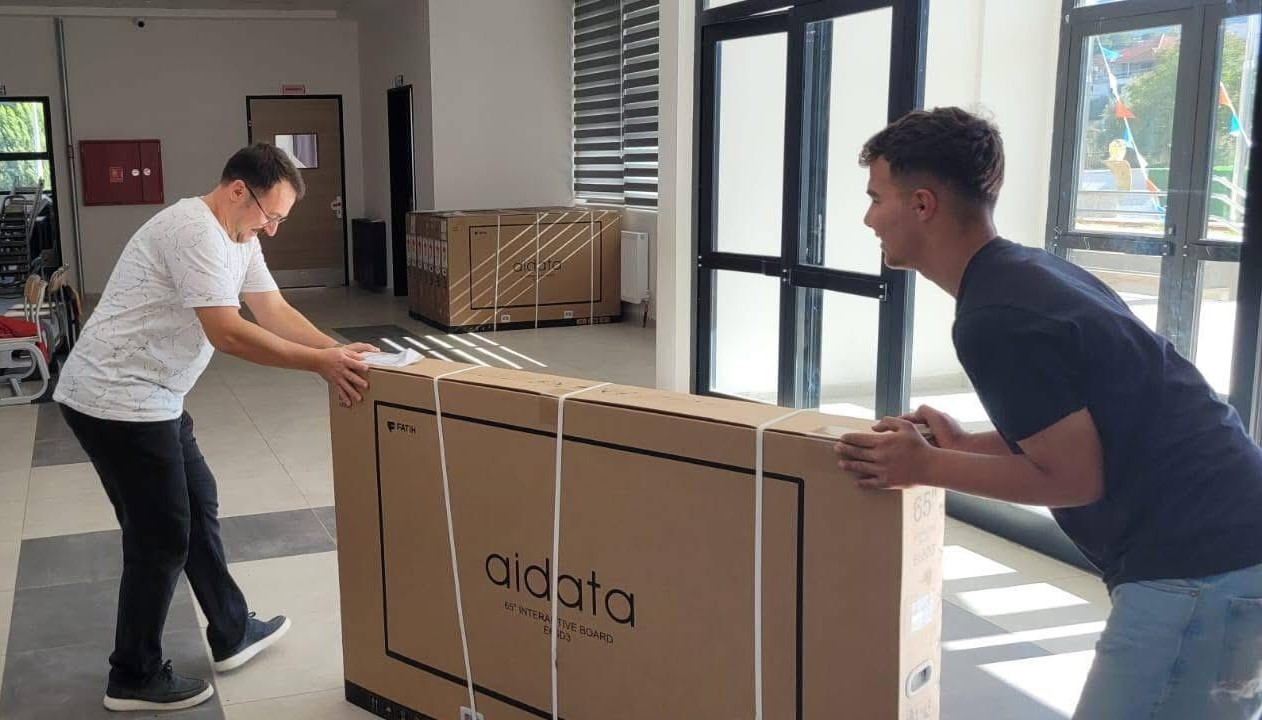 Sarıgöl Dört Eylül İlkokuluna 26 akıllı tahta teslim edildi
