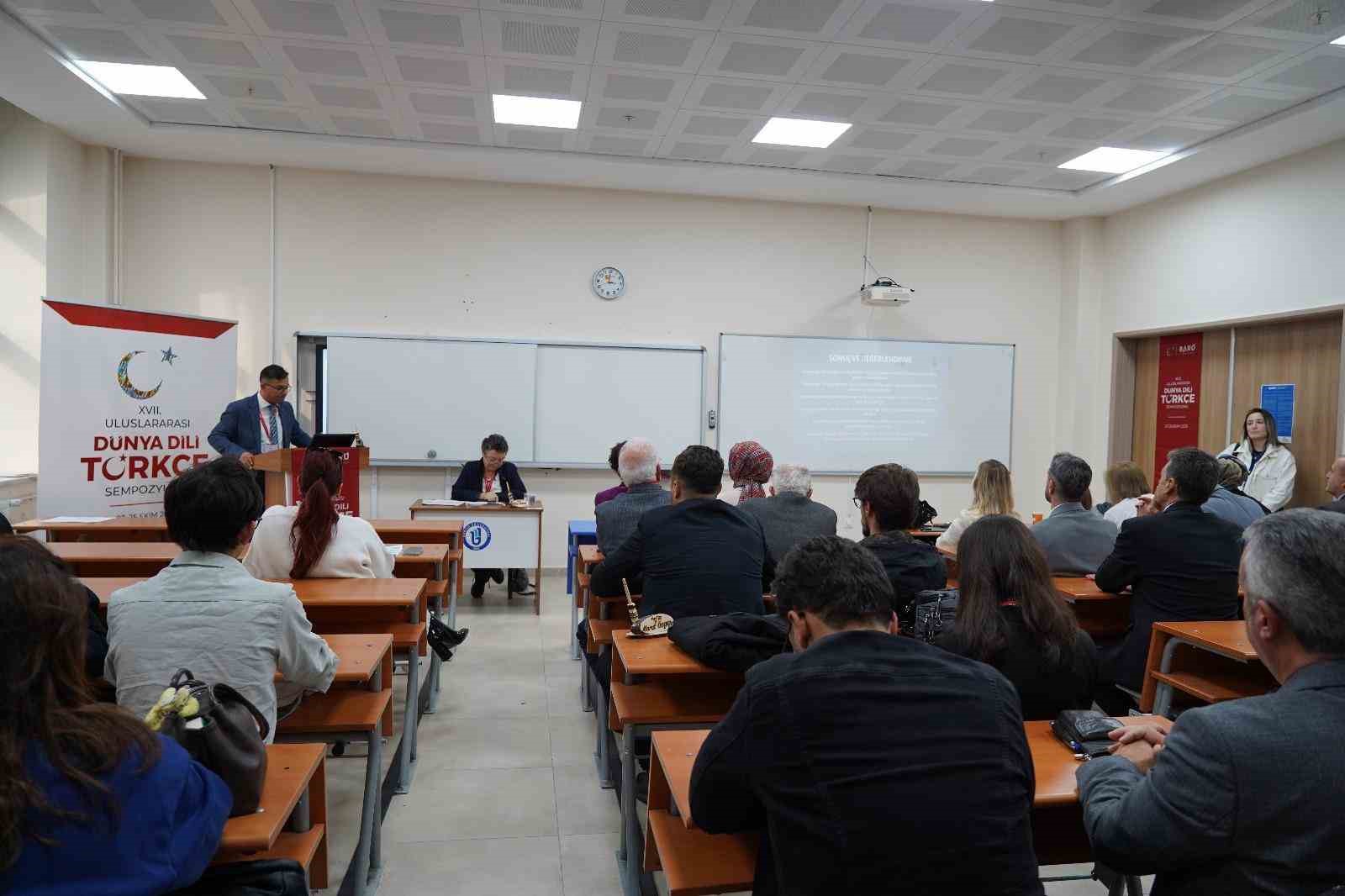 Türkçe geçmişten geleceğe farklı boyutlarıyla incelendi
