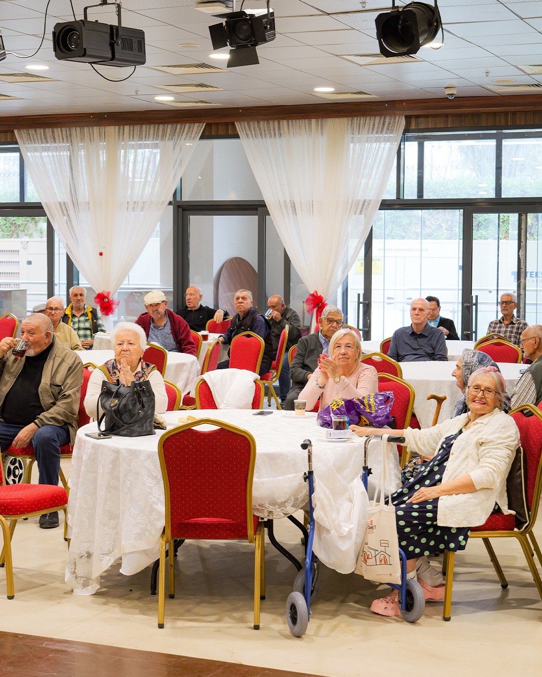 Radikal Okulları öğrencilerinden huzurevi ziyareti: Kuşaklar arası sevgi köprüsü
