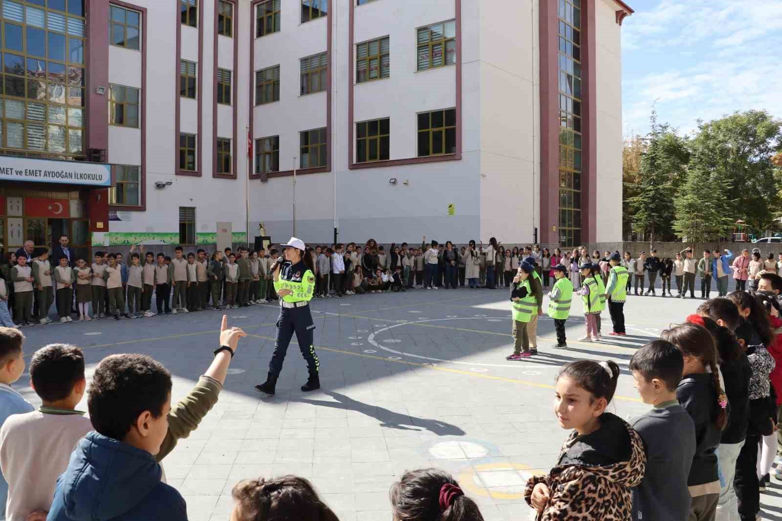 Niğde’de öğrencilere jandarma tanıtımı ve trafik eğitimi
