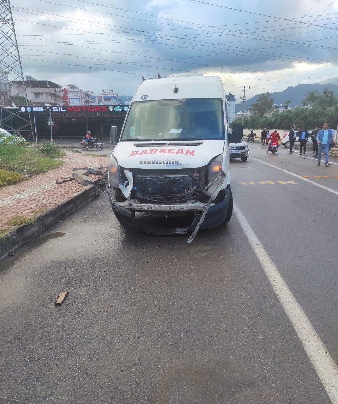 Servisle &ccedil;arpışan motosikletteki 16 yaşındaki &ccedil;ocuk &ouml;ld&uuml;
