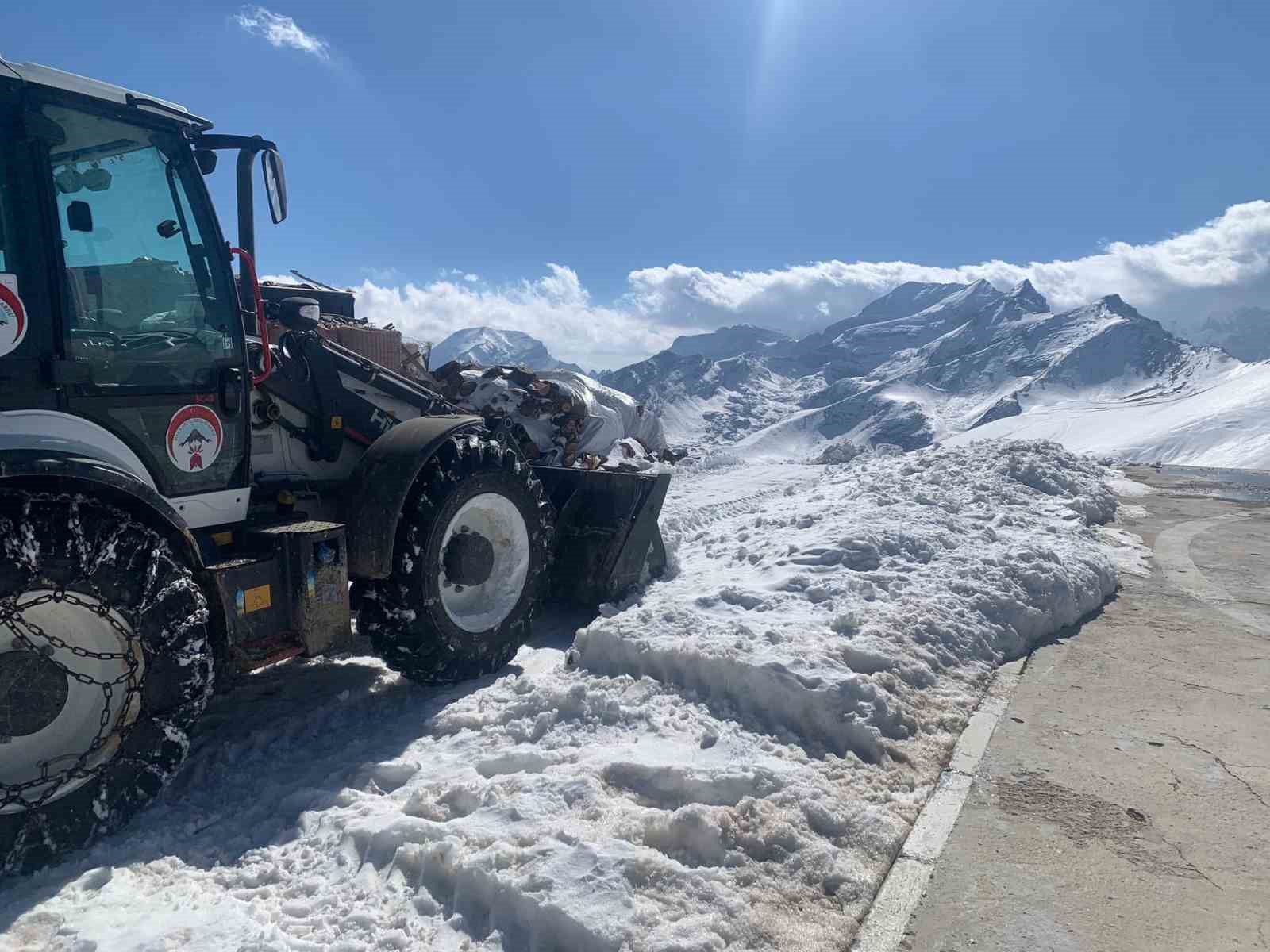 Hakkari’deki üs bölgesinde karla mücadele çalışması
