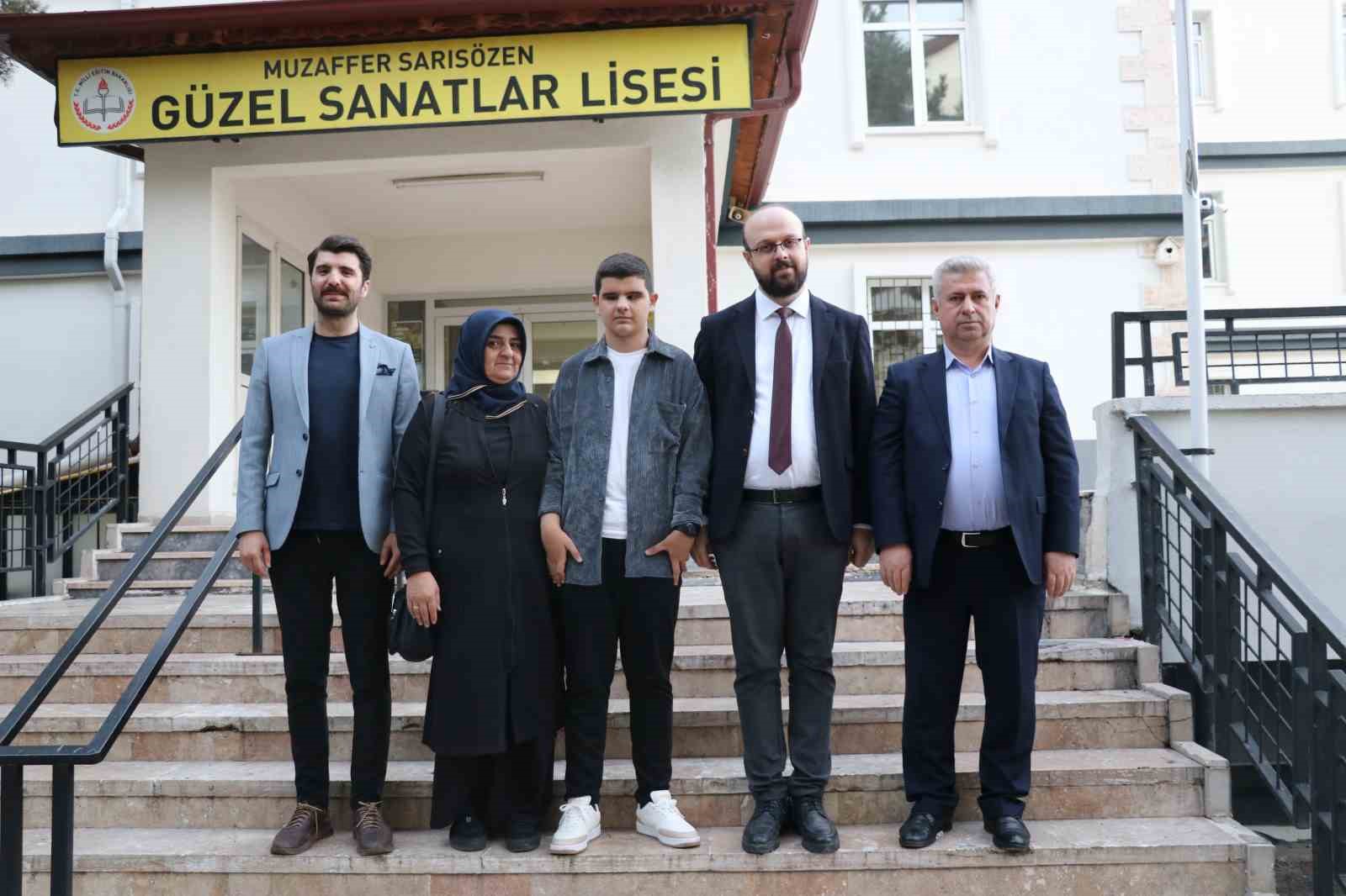 Gözleri görmüyor ama kalbiyle görüyor, sesliyle büyülüyor
