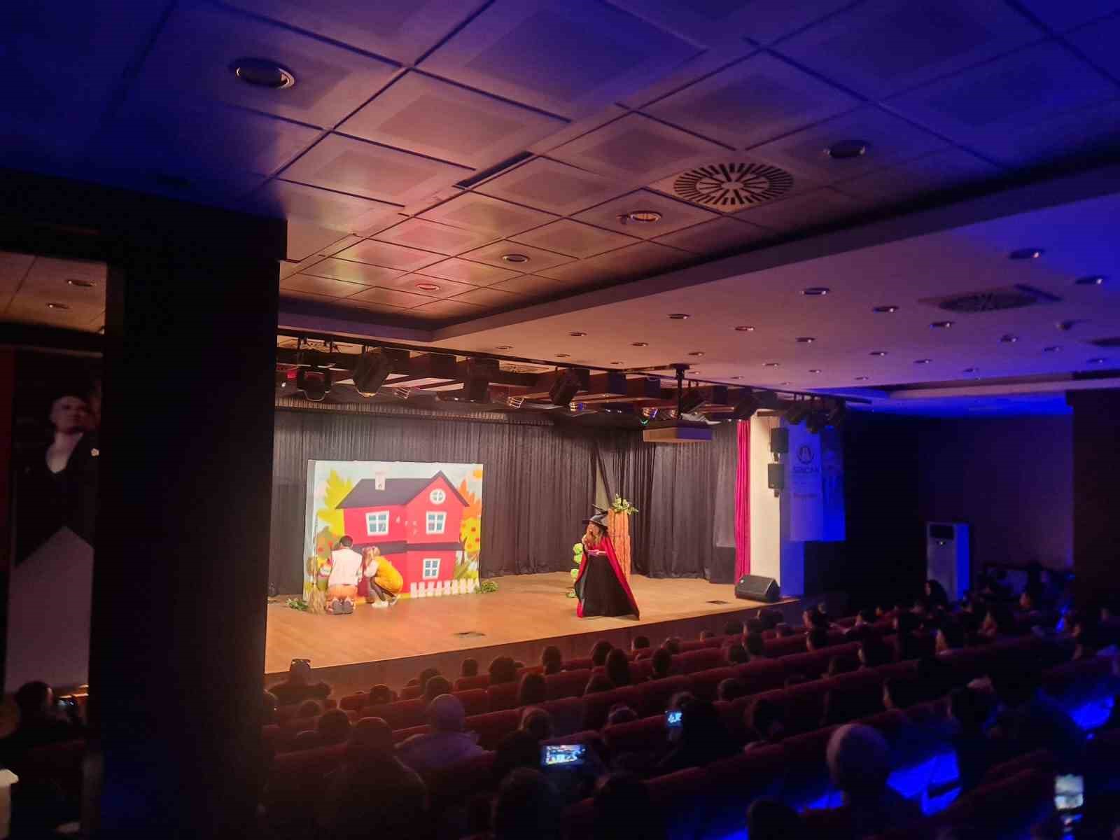 Sincan Belediyesinden Tiyatro Şöleni
